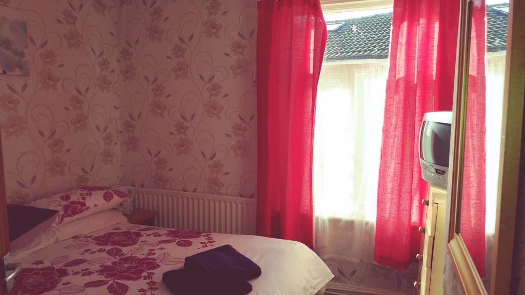 The Woodley Hotel room 3